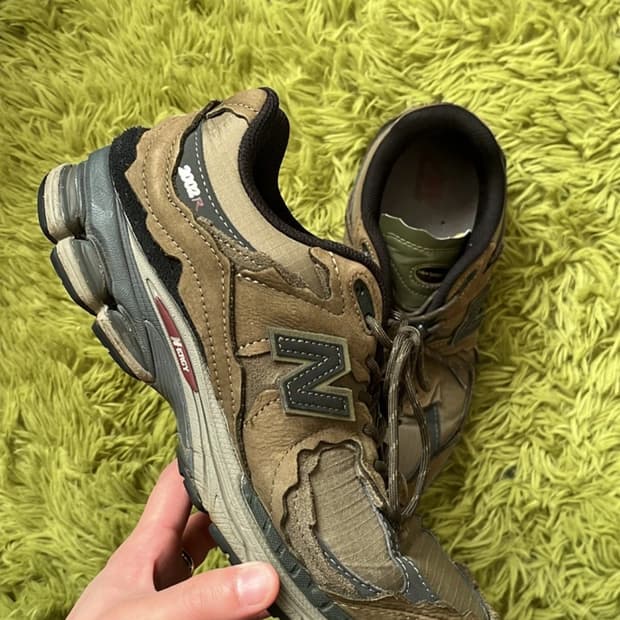 뉴발란스 2002R 프로텍션팩 다크모스