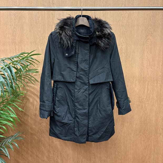 시스템 하이넥 패딩 코트 퍼 후드 허리 내장 스트링 헴라인 디테일 블랙