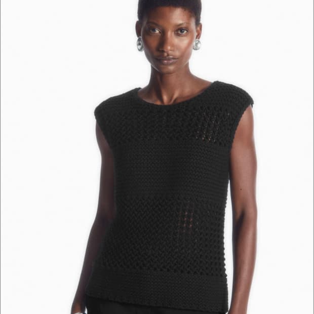 COS 코스 블랙 니트 슬리브리스 베스트