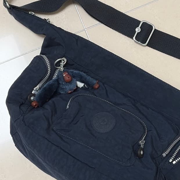 키플링 네이비 크로스백