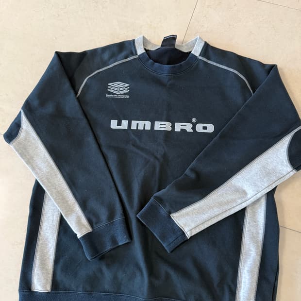 엄브로 00s 맨투맨