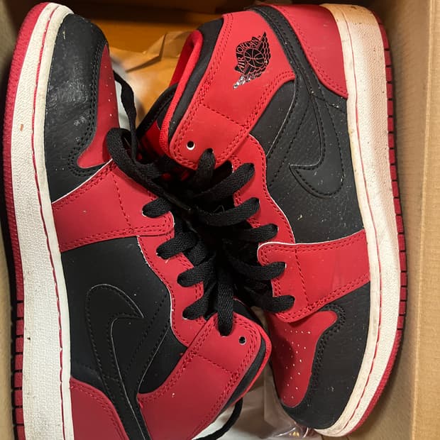 나이키 에어 조던 1 미드 블랙 레드 240mm