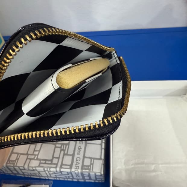 꼼데 애나멜 지갑 히든도트