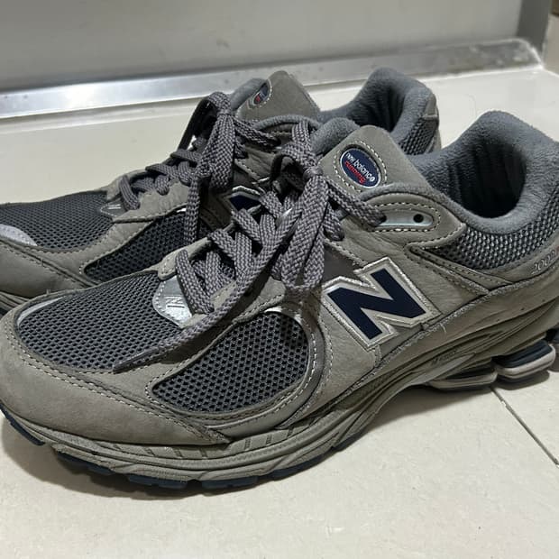 뉴발란스 2002R 그레이