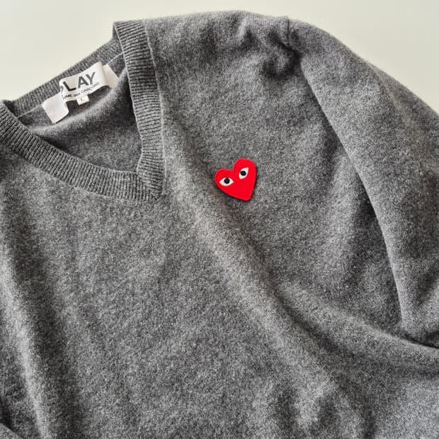 정품백화점판최상급)꼼데가르송  브이넥 니트