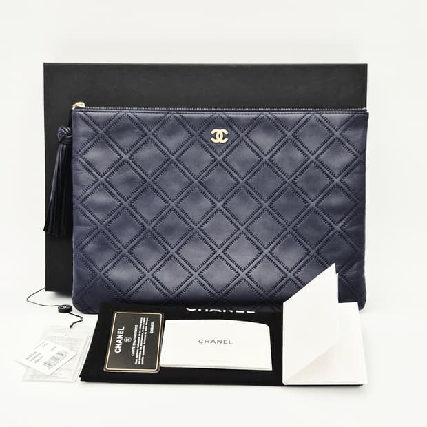 샤넬 클래식 테슬 퀼팅 클러치
네이비 금장 A82708
