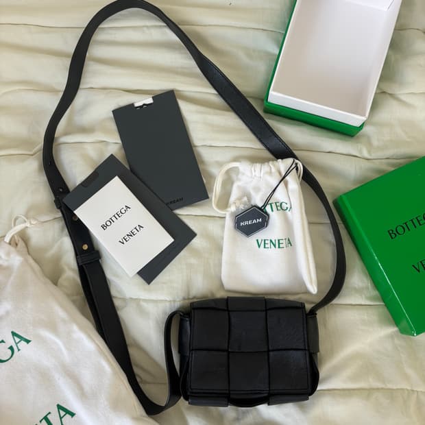 보테가베네타 미니 카세트백 블랙