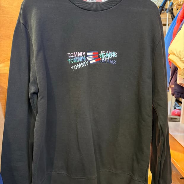 타미진스 자수로고 블랙 맨투맨