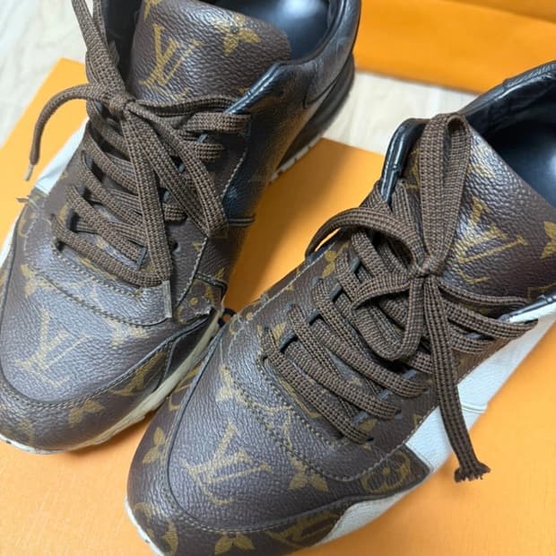 (구매가 240)루이비통 신발 런 어웨이 모노그램 스니커즈