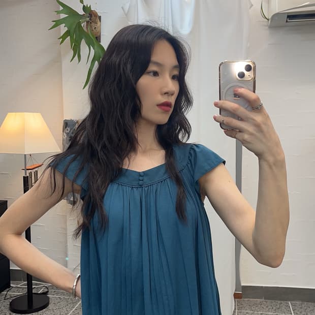 딥블루 주름 블라우스