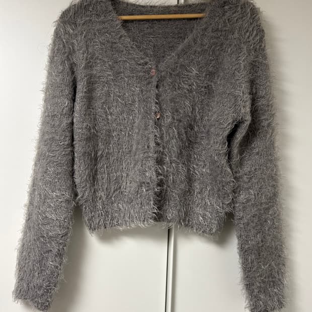 차콜 그레이 컬러의 샤기 가디건