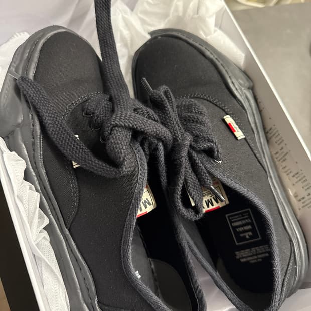 메종 미하라 야스히로 베이커 OG 솔 캔버스 로우 컷 스니커즈 블랙