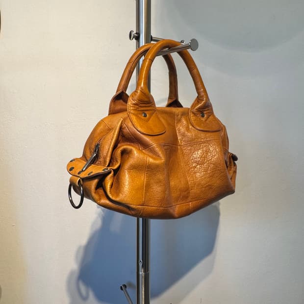 라이트 브라운 스터드 토트백