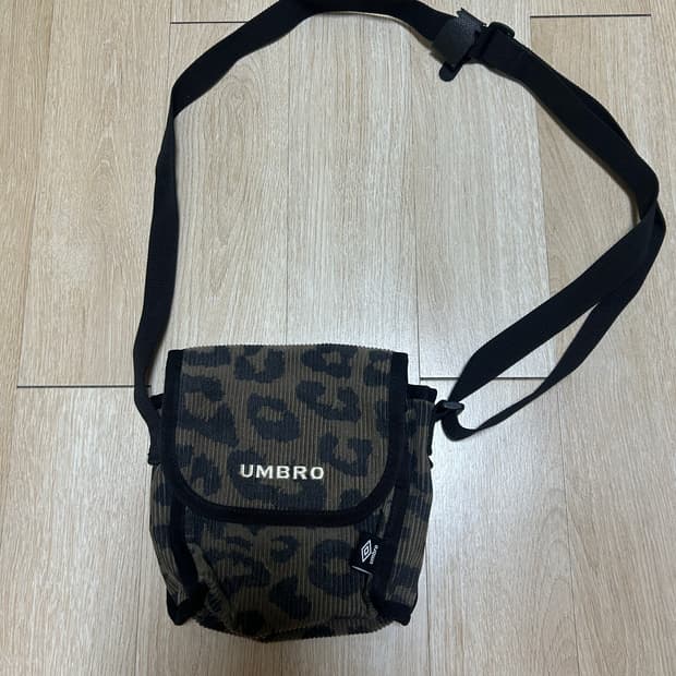 엄브로 레오파드 크로스백