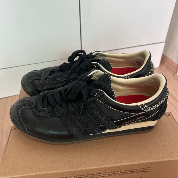 아디다스 x 웨일스 보너 블랙 스니커즈