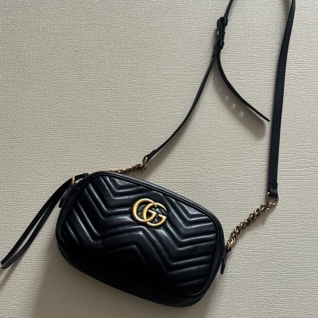 구찌 마몬트 마틀라세 블랙 카메라백