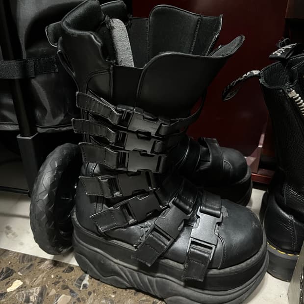 데모니아 넵튠 메가 버클 부츠 demonia boots