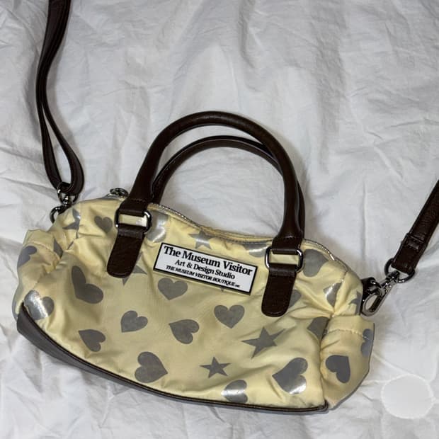 더뮤지엄비지터 heart star crack boston bag