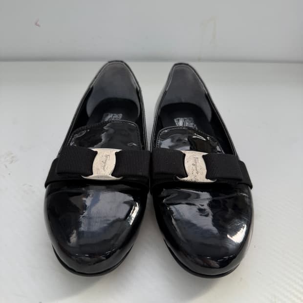 정품) 페라가모 블랙 페이턴트 로퍼 여성 구두 36