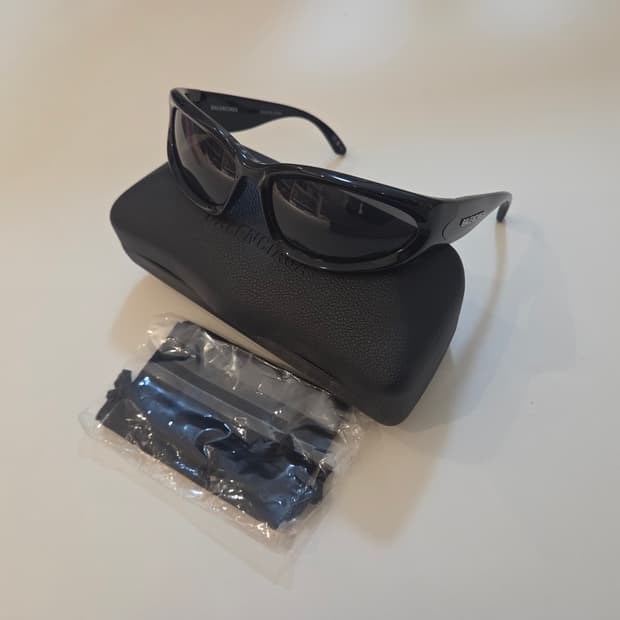 발렌시아가 오발 스위프트 선글라스