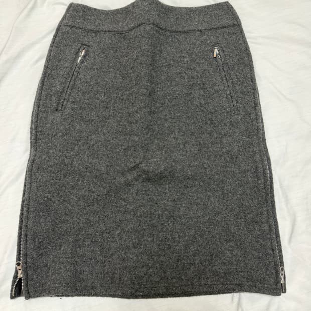 주카 그레이 스커트