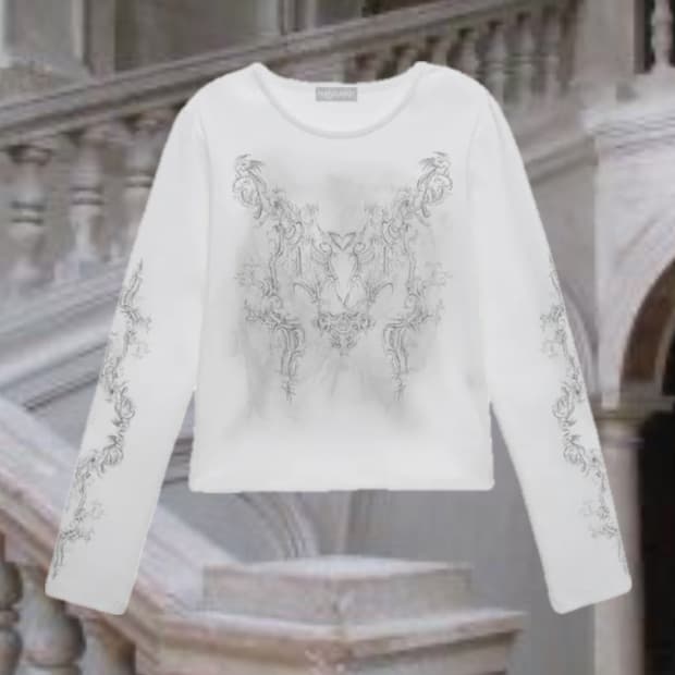 Hug your skin 로코코 오너먼트 티