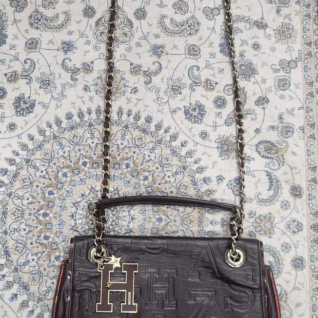 헤지스 HAZZYS 로고 엠보싱 체인 숄더백