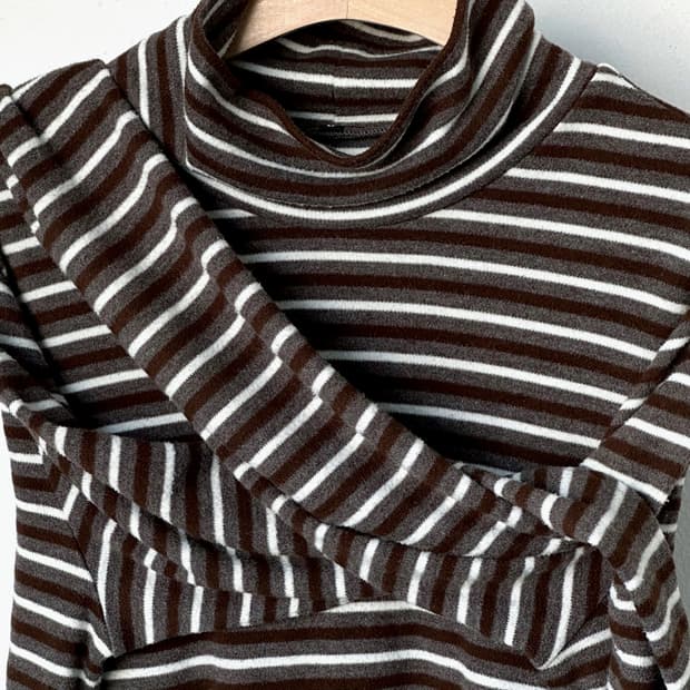 Design stripe stretched turtle neck top