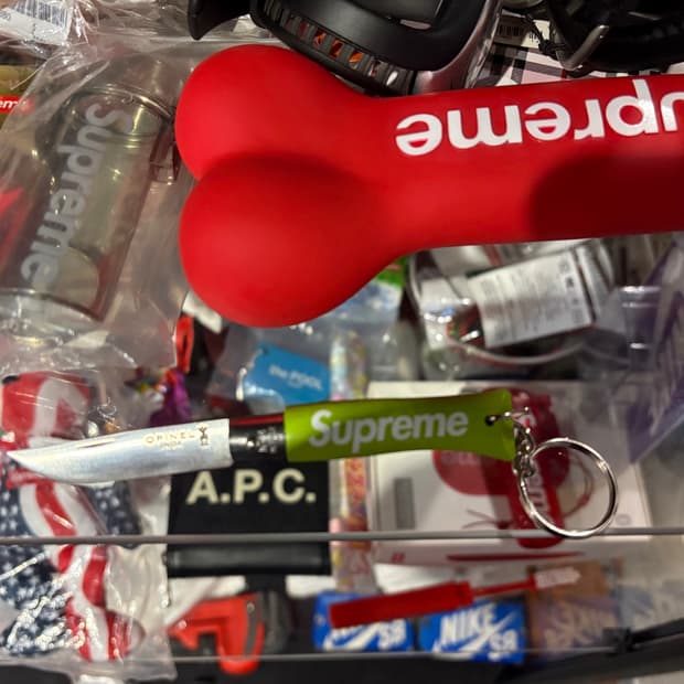 슈프림 x 오피넬 No. 4 나이프 키체인 25FW