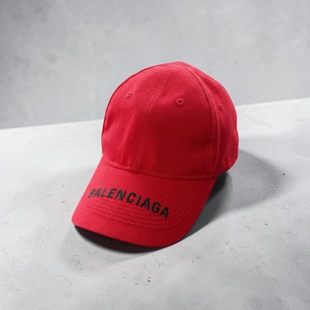 발렌시아가 자수 로고 레드 볼캡