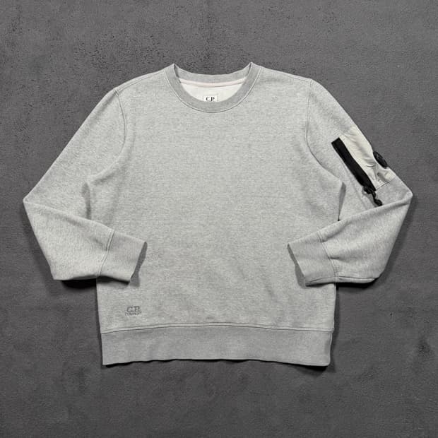 CP컴퍼니 자수로고 렌즈 맨투맨