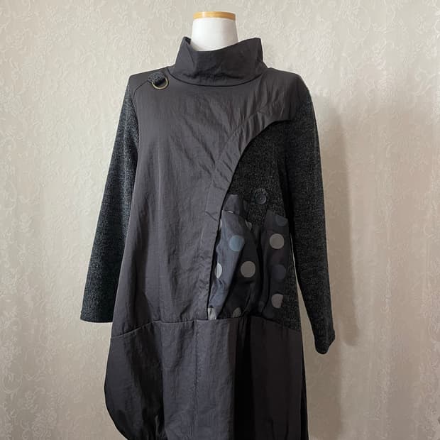 비대칭 아방핏 믹스 소재 도트 포인트 원피스 블랙