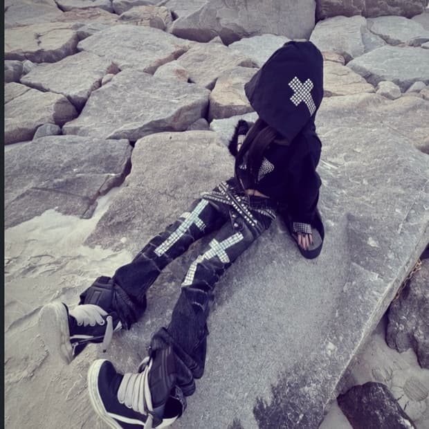 CROSS STUD DOUBLE WAIST CURVED JEANS