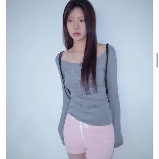 위위미유 딥 유넥 버튼 슬림티