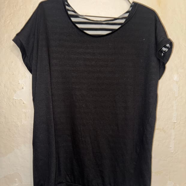 “Unknown” ribbon point stripe T