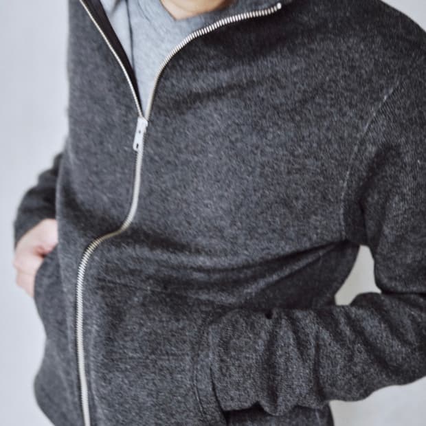 모노프리베 텍스쳐 넥 집업 차콜 3