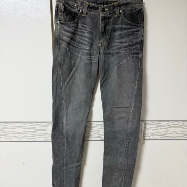 Levis engineered jeens 34