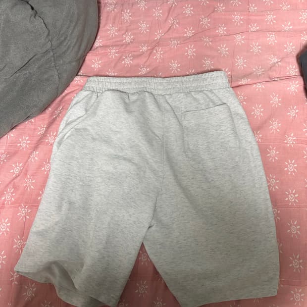 뉴발란스 에센셜 반바지 M사이즈 실착1회 새상품급 판매