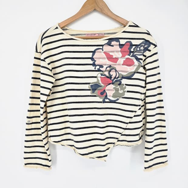 JUICY COUTURE 언발 스트라이프 플라워 크롭 티 (빈티지 무드)