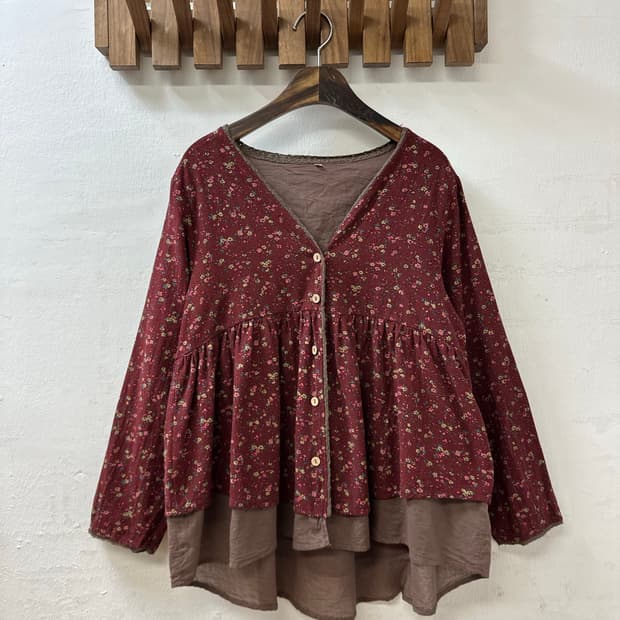 일본빈티지 잔꽃 패턴 레이어드 레이스디테일 페플럼 튜닉 우드버튼블라우스