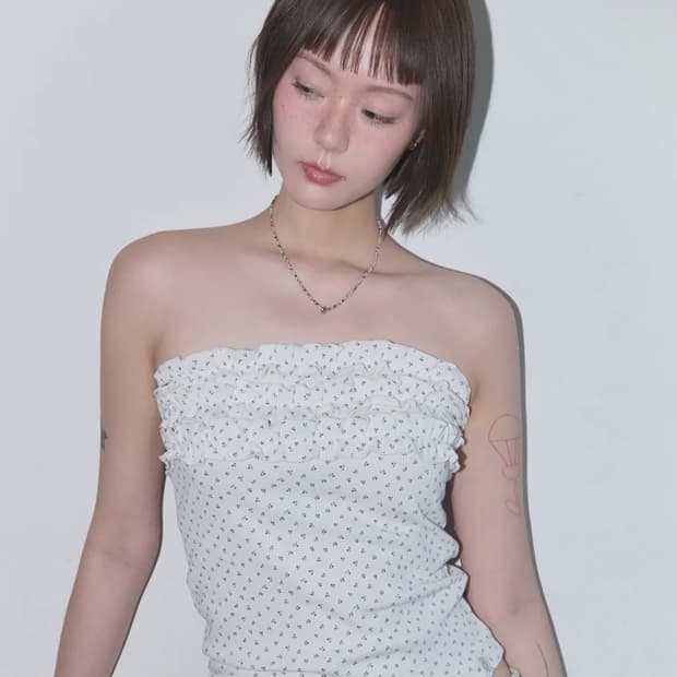팬시클럽 플라워 프릴 튜브 탑 화이트