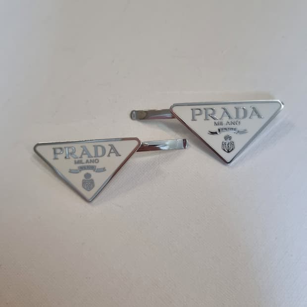 프라다 업사이클링 삼각로고 화이트 헤어핀