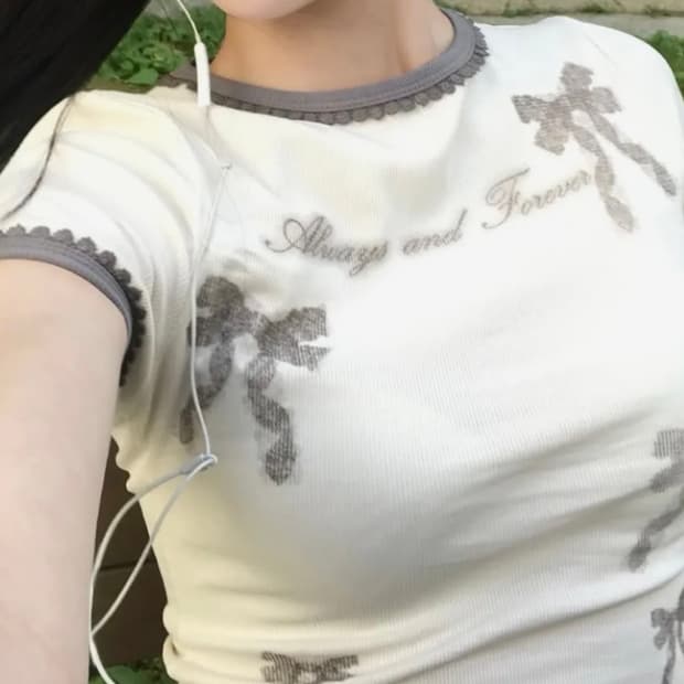  로긴앤로지 Ribbon Printed Slim Ringer T-shir