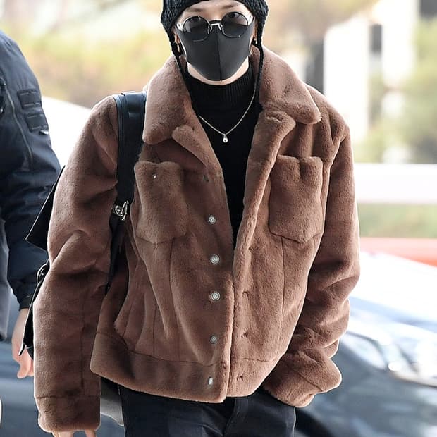 생로랑 23 F/W Faux Fur 트러커 자켓 판매 합니다.
