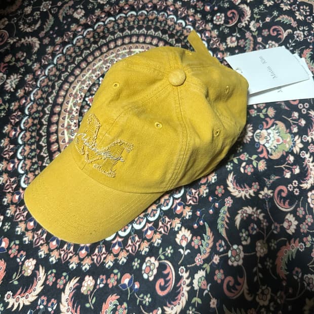 희귀매물 마뗑킴 커시브 볼캡