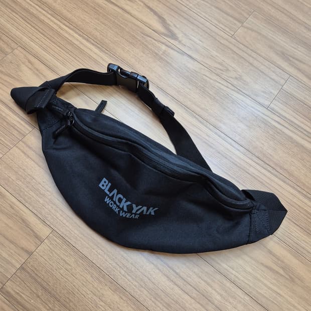 블랙야크 워크웨어 힙색입니다. 등산이나 가벼운 운동할 때 소지품 넣기 딱