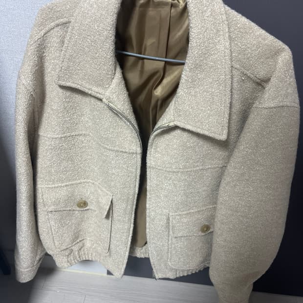 수아레 울 부클 봄버 자켓 베이지