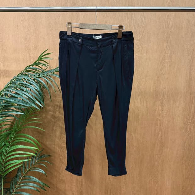 헬무트랭 8부 슬림 팬츠 허리 라인 핀턱 백 슬릿 포켓 디테일 블랙