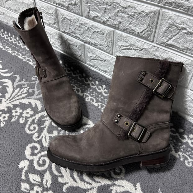 어그 버클 스트랩 스웨이드 부츠