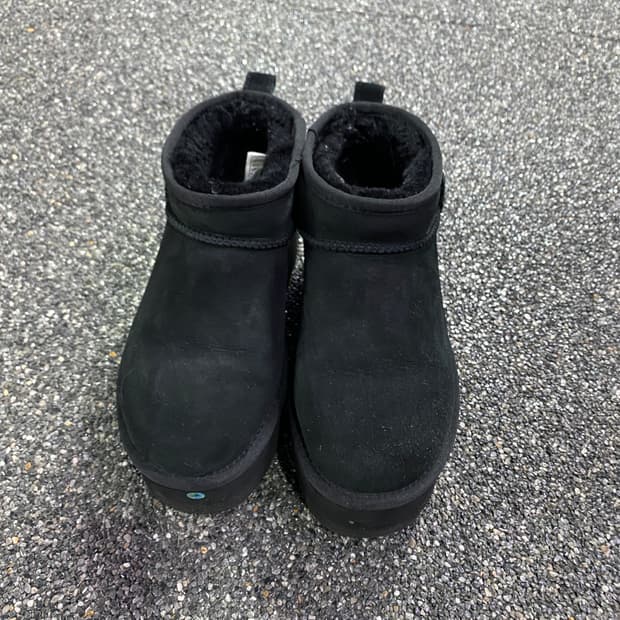 어그 스웨이드 로고 패치 통굽 앵클 부츠 B3443